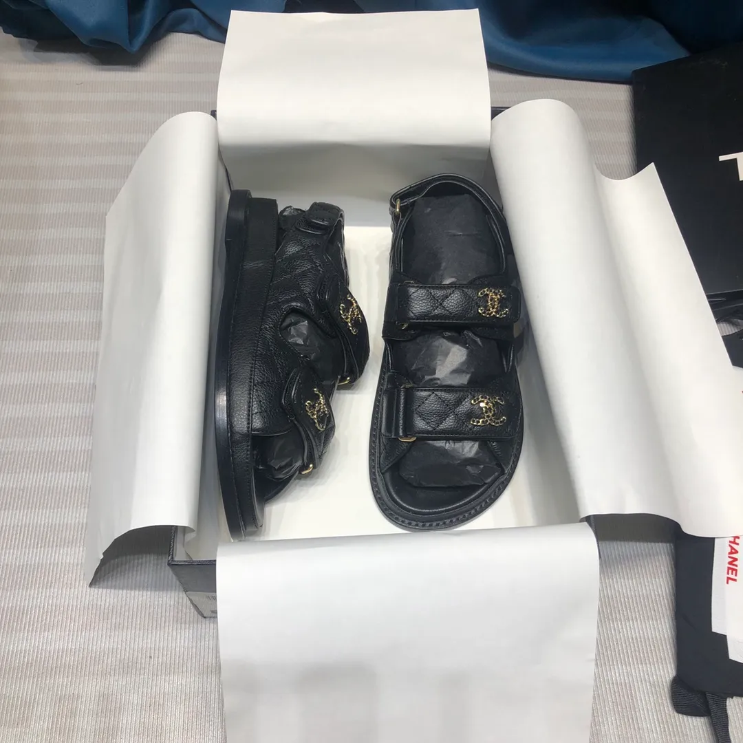 ✨Ex-factory price p480✨ Women's shoes, women's clothing, women's shoes, women's clothing Chanel 2020ss new Velcro sandals, top counter quality (welcome🆚 comparison)💪 ⚠️As Chanel's classic shoe king, it is a hot item every summer. Once you start wearing sandals in summer, sports shoes will be relegated to the sidelines! Haha, the pattern will change a little every year, ⚠️2020 Chanel Spring and Summer New Season Double C Velcro Casual Sandals, 💯The upper adds more fashionable elements of Xiaoxiang, ⚠️Lingge electric embroidery. The upper is cowhide and the lining is sheepskin. It is comfortable and breathable to wear. It is very comfortable and versatile. ⚠️A very comfortable sandal for the feet! Size 35-40 (custom-made for 41)